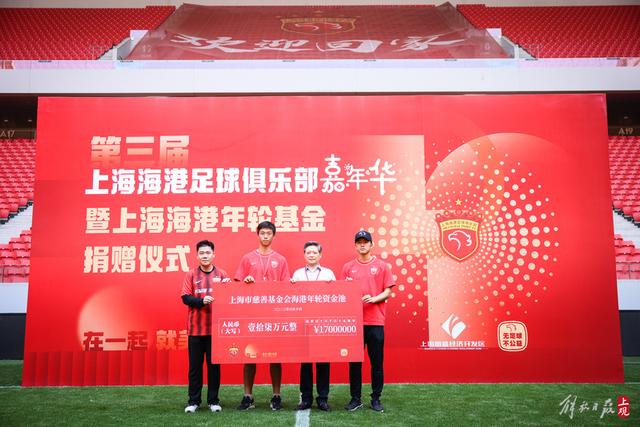 金玟哉替补席上闭目不视，表现不佳引发不满